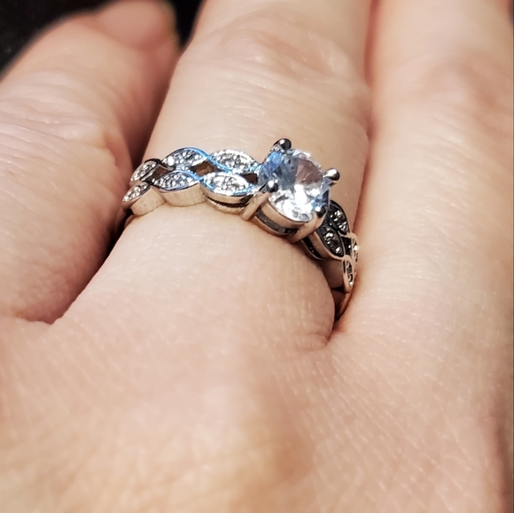 9/$30 ππ€ NWOT Silver ring with faux diamonds centre faux diamond - Picture 2 of 9